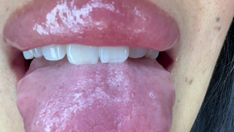 Asmr_mouth: POV minuscule : géante te veut dans sa bouche