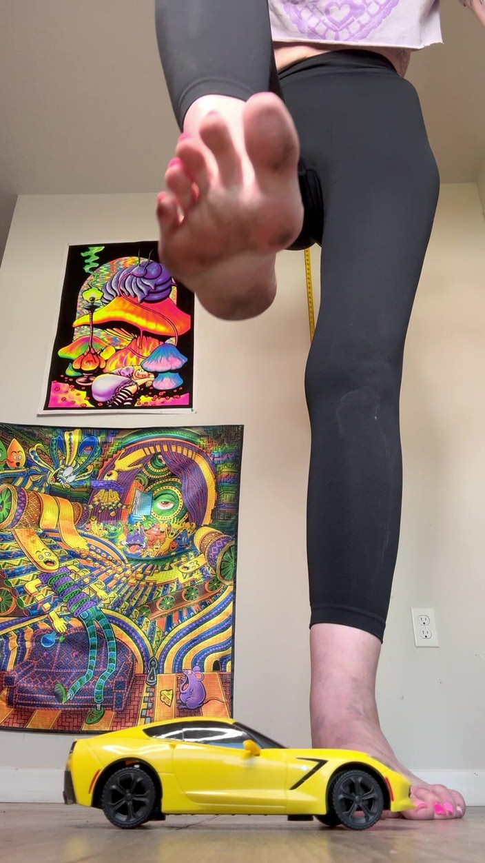 Peppermint Giantess: Rozbíjení modelového auta mojí velikostí 16 stop