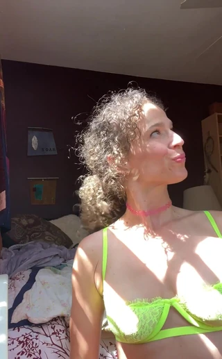 VibeWithMommy: Chúng tôi chỉ cố gắng có một buổi đào tạo Ukulele...