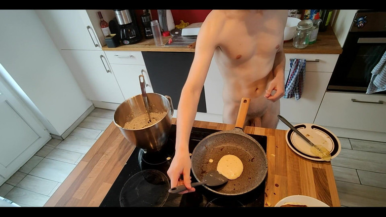 Snauwflake: 벌거벗은 부엌: 맨발로 요리하는 팬케이크 챌린지