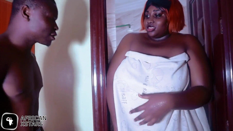 African Xstars: Garoto da casa fodeu sua esposa chefe.