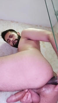 Brincando com meu vibrador preto no chuveiro. Mas eu prefiro ter um grande pau preto me fodendo
