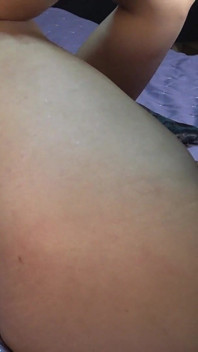 Frota su polla entre mis bragas y no puede resistirse a follarme - video completo Xattlalust.