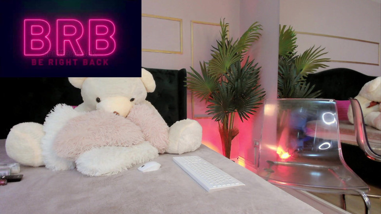 KirraWhite: Tvrdá blonďatá MILF šuká její těsnou kundičku