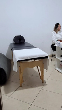 Pasien di-fingering sama proktologis saat pemeriksaan anal.
