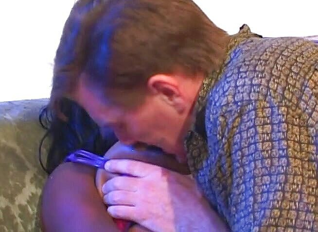 Analiscius: Ebenová dívka chce potěšit ptáka bělocha