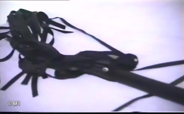Hardcore slave sex: Bătaie și biciuire a sclavei brunete fierbinți