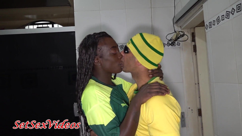 SetSexVideos: Fernanda Chocolatte met Senegal-shirt wordt geneukt door Braziliaanse, op het...