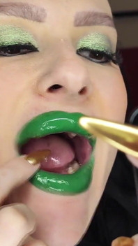 Une bimbo poilue et sexy s’embrasse en rouge à lèvres vert 1080 fhd