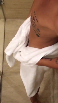 My Showering - 2 vezes com barriga magra e 1 vez com barriga grande e inchada