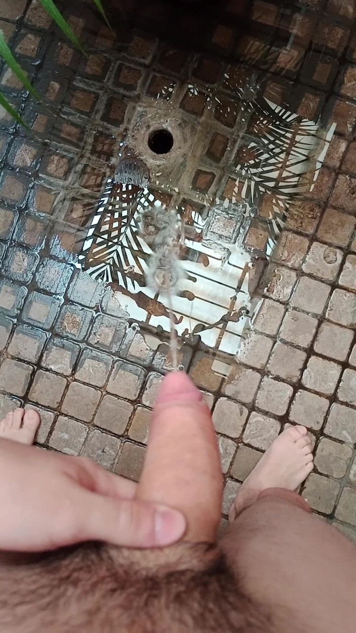 charlessteel: 在院子里撒尿