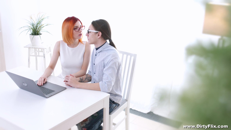 She is Nerdy: Coder mengongkek remaja berambut merah nerd