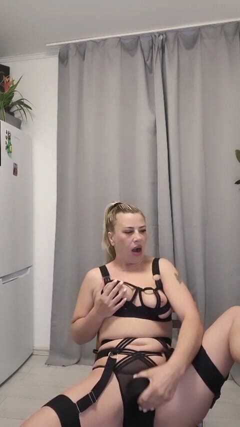 Nadya Albu: MiLF masturbazione anale e vaginale con il tacco alto in...
