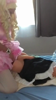 Sissy candy darf mit ihrer Puppe spielen und wird von ihrer neuen Spielzeugpuppe angekettet und gefickt.