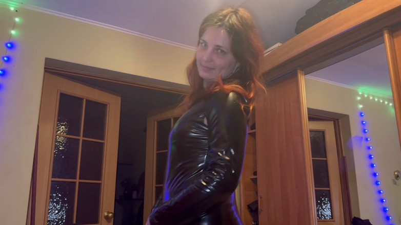 Elena917: Лизание очка в видео от первого лица со взбитыми сливками в латексе (персонализированное видео)