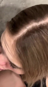 Excitată după petrecere, ea este acoperită de spermă după o muie profundă