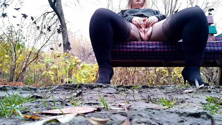 Elena: O mamă sexy excitată se masturbează stând pe o bancă...