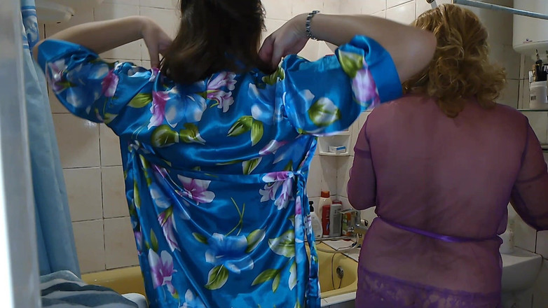 Assol: O femeie amatoare matură sexy a ajutat-o pe fată să...