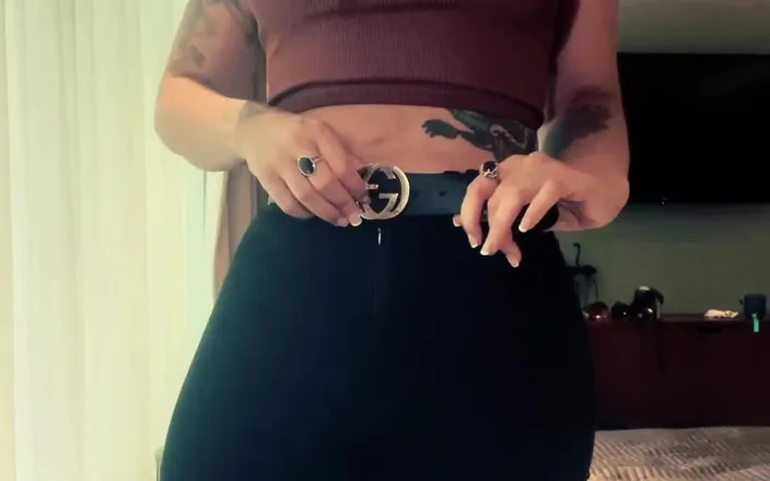 Adreena Winters: Když je tvá postavená pro velké černé péro, ale ne pro...