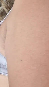 Seksi vs saten sutyen, mermi göğüsleri, sivri göğüsler, göğüsleri okşuyor