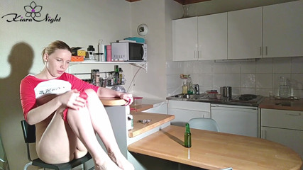 Kiara Night: Sexy holka si honí láhev - intenzivní orgasmus