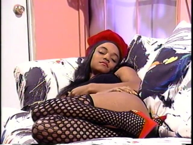 Old Good Porn: Remaja ebony menunggangi pejantan kontol keras di sofa