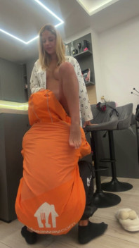 Rubia Estrella De Webcam Italiana De 18 años Le Paga Al Repartidor Con Sexo Y Una Corrida En La Boca