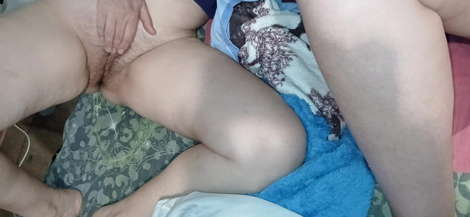 Lesbian-candys: 털이 무성한 보지 두 개와 팬티 입은 보지 1개