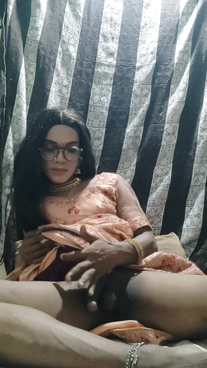 Keerthanakeerthi95: 德西印度人妖在传统的 lehanga 中射精并吞下她自己的精液