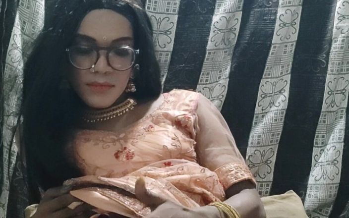 Keerthanakeerthi95: Desi indyjski shemale cumming w tradycyjnej Lehanga i jedzenie jej...