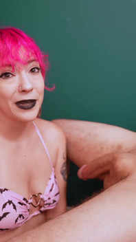 Gotica sorellastra in piscina cornuto