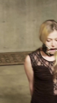 Rubia puta se masturba para su maestro