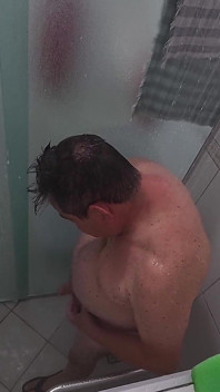 Un beau-père prend une douche