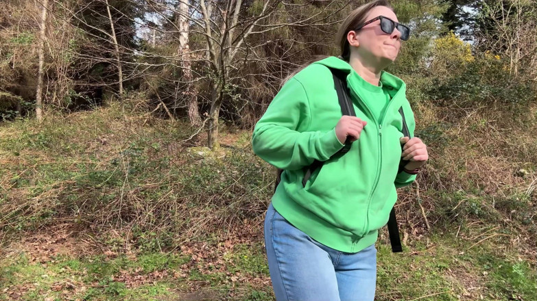 Emma Voyeur: Wanhopige spijkerbroek in de buitenlucht nat maken op het openbare...