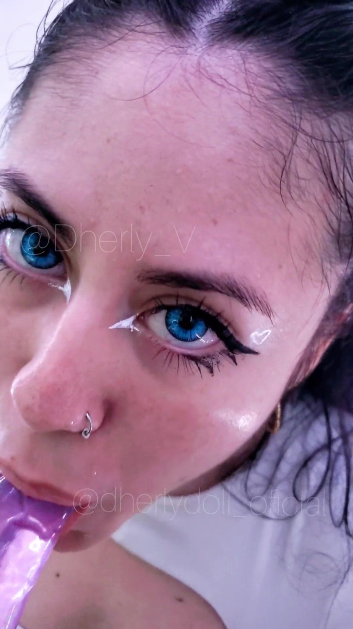 DherlyDoll: 내 딜도를 빠는 것은 너의 자지라고 상상하다