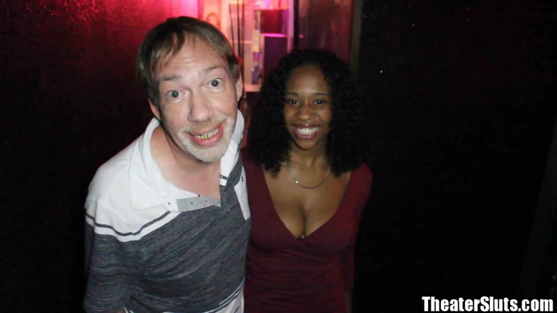 Theater Sluts: Peituda feliz beleza negra cadela riu através do teatro gangbang!