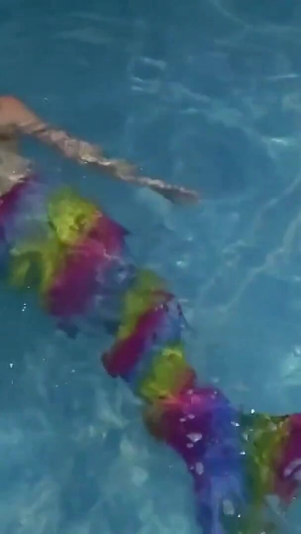 UKCuteGirl Lucy Lauren: Sirena captivă te tachinează în piscină