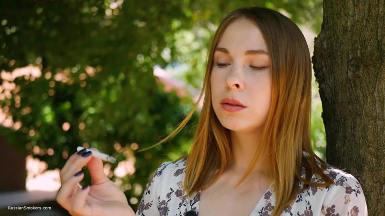 Russian Smokers: Evgeniya正在抽烟的120mm
