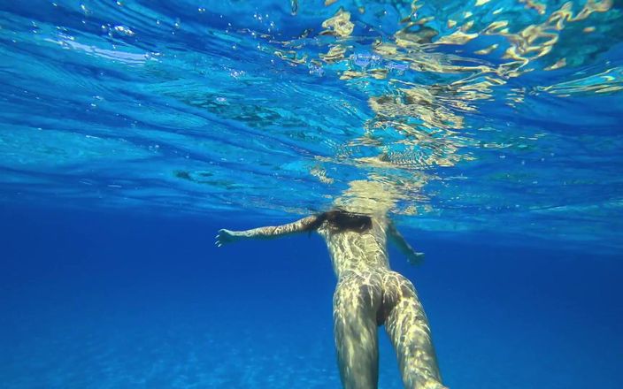 GoldTeachers: Deslumbrante garota nada nua na praia pública