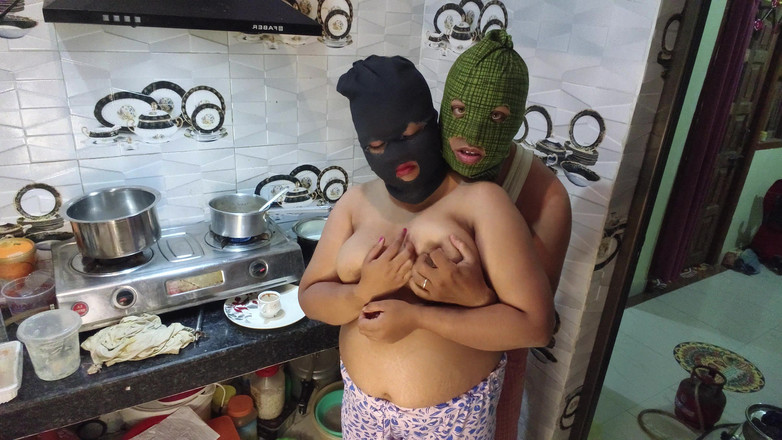 Hotty Mona: 欲满足的印度哥在厨房与小鲜肉发生性关系