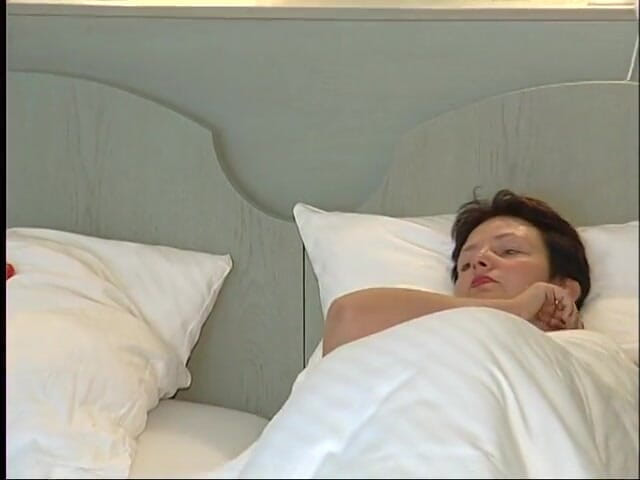Lucky Wankerz: Une grosse femme mature se masturbe dans un motel