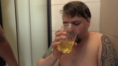 Lovekino: Baculatá tetovaná holka chčije do poháru a chlap to má