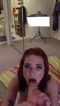 Peituda siri pornstar brinca com um vibrador!
