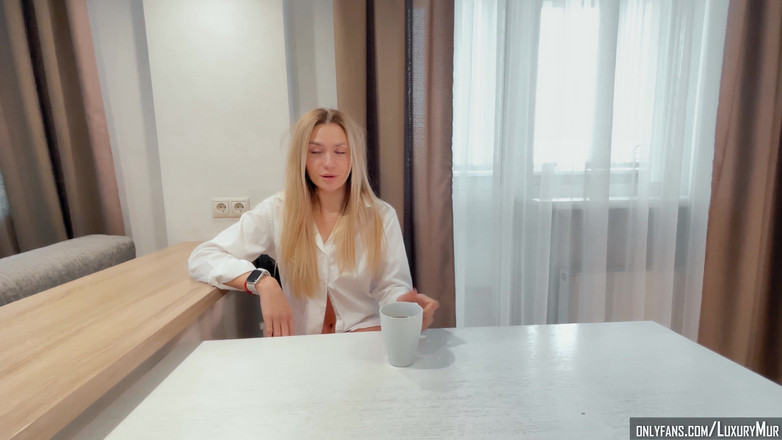 ReplayXXXLady: Micul dejun cu o tânără mamă vitregă s-a încheiat cu spermă...