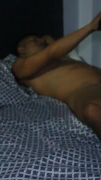 Eles fazem sexo delicioso enquanto seus pais descansam na outra sala