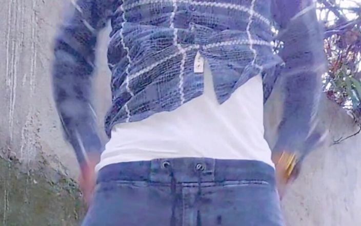 Sissy Bisexual: Ragazzo effeminato piscia e mostra il suo corpo femminizzato caldo...
