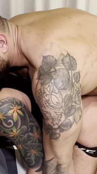 Leo Bulgari používá Raw & Hard od Brock Magnus Svalnatý dokonalý řecký bůh