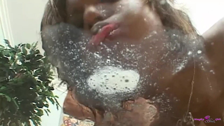 Naughty Black Girls: Ea este aruncare înapoi ca ea ar avea ceva de prov și...