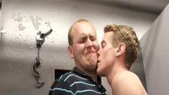 Drene minha bunda cena 2 twink chupa o pau de seu colega maduro amarrado à parede