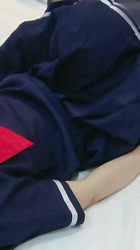 Punčocháče se zavázanýma očima Sex s roztomilou středoškolačkou v uniformě, neodolatelný creampie uvnitř její vagíny, amatérské kouření,